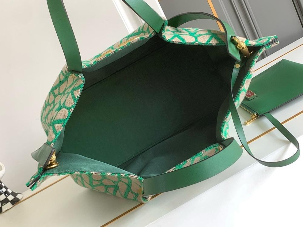 Modern Refined Woven Bag